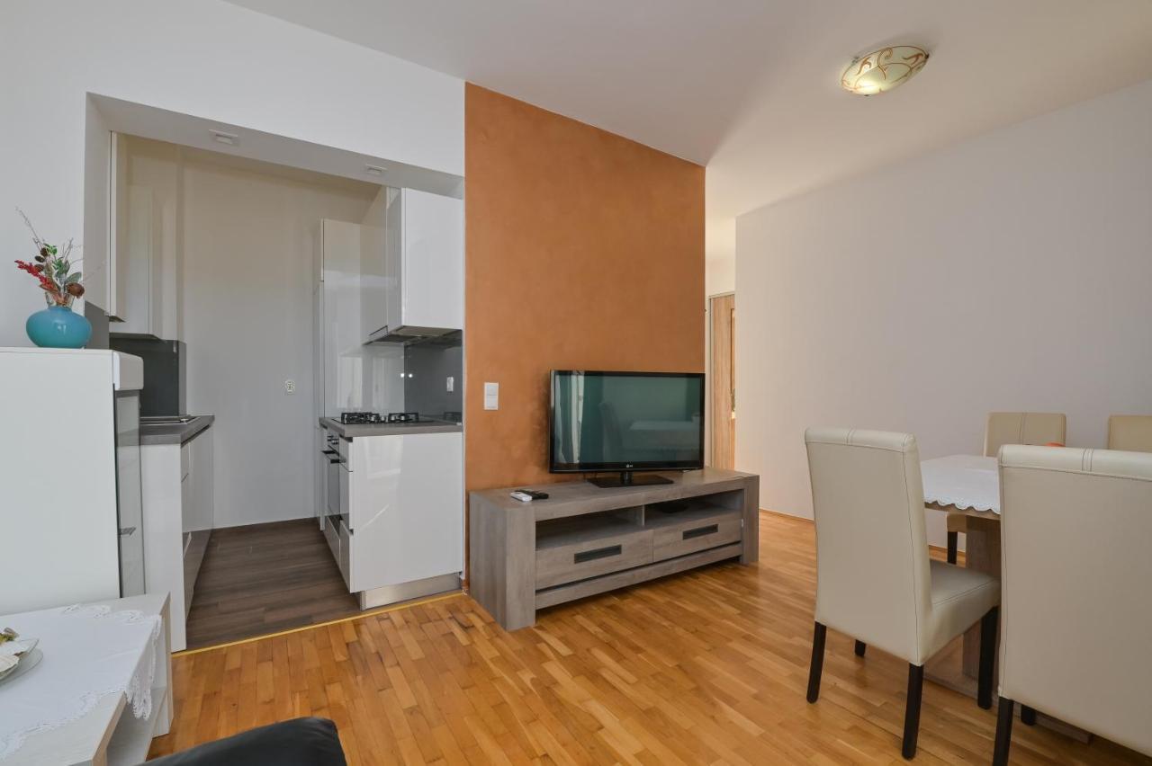 Apartment Center Ana Novalja Buitenkant foto